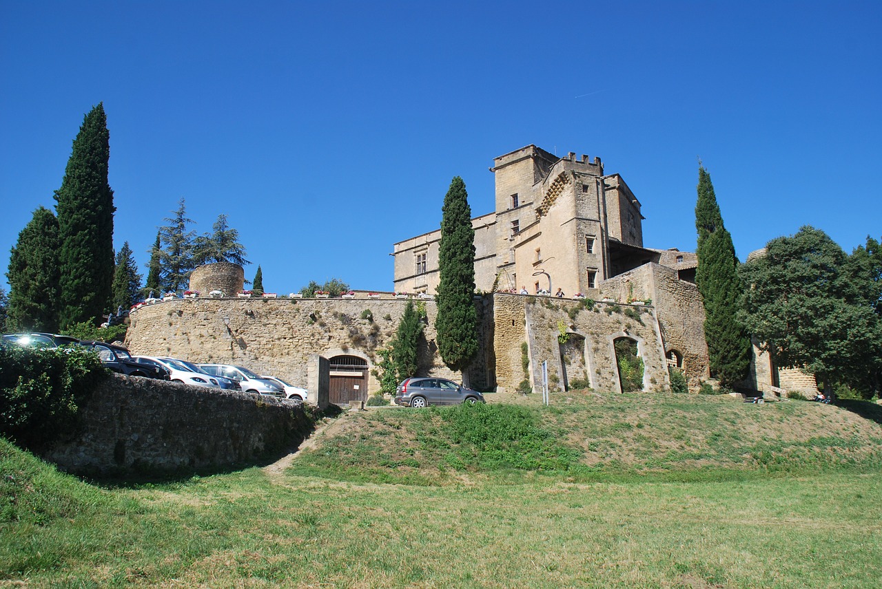 Lourmarin (Luberon) : que voir et où randonner autour du village