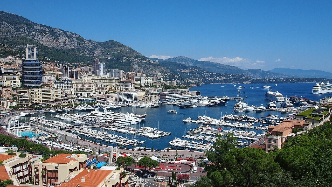La Côte d’Azur en hiver : histoire, randonnées côtières et ski à une heure de la mer