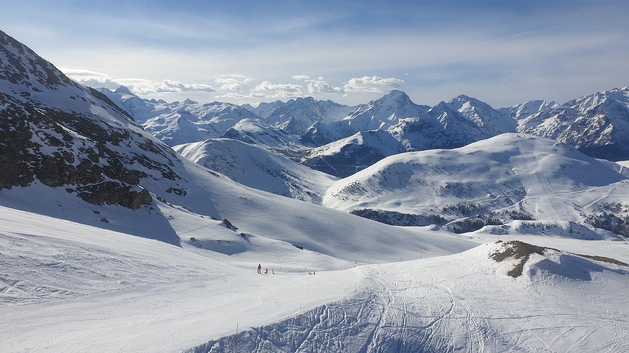 Vacances de ski à l’Alpe d’Huez : conseils pour pistes, snowpark et après-ski