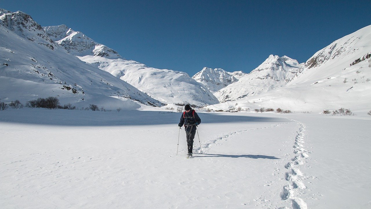 Comment choisir ses raquettes à neige : types, taille, fixations, crampons