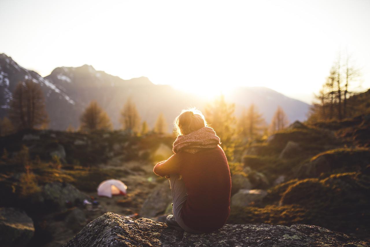 Premier camping en solo : conseils pour bien préparer sa première nuit seul