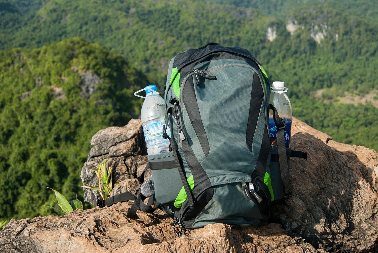 Comment transporter une bouteille d’eau en randonnée : 6 solutions comparées