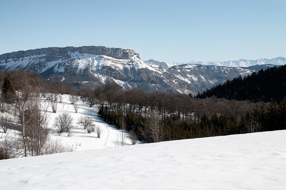 Randonner l’hiver en station de ski : raquettes, sentiers piétons et sécurité