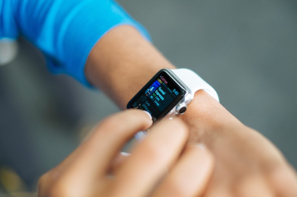 Montre connectée de sport au poignet affichant des données d’activité, un équipement courant en randonnée