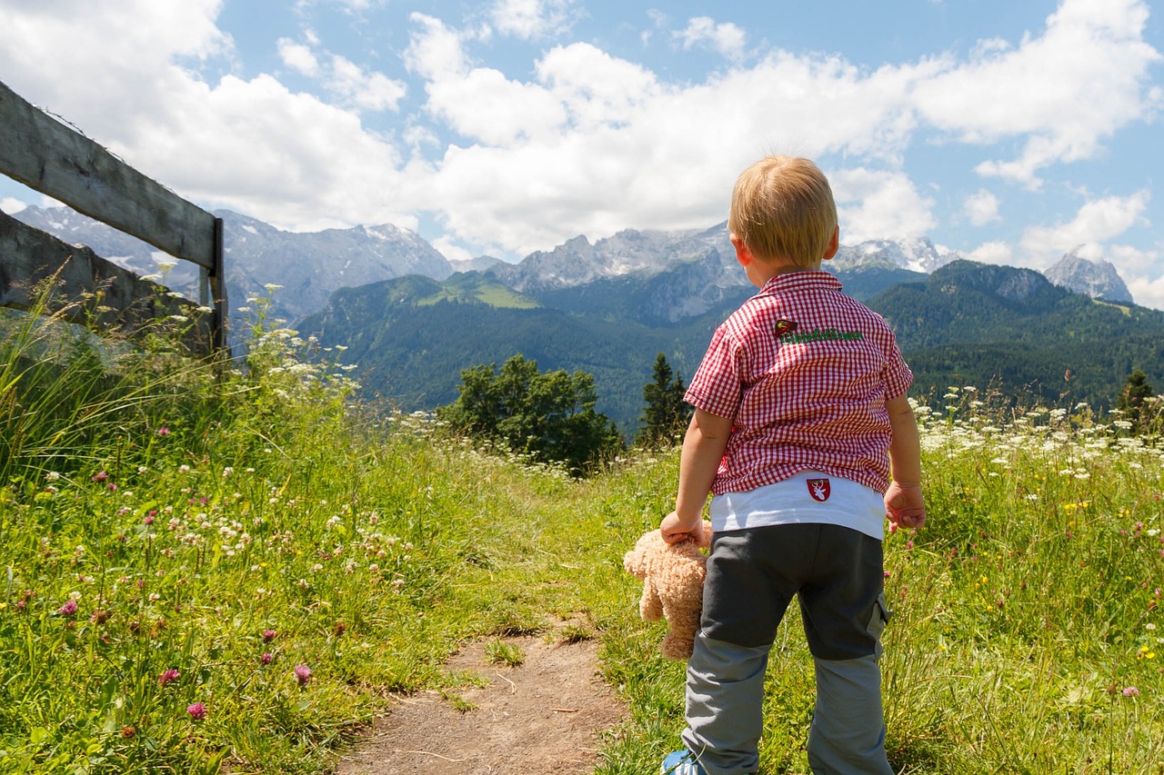 Randonnée avec des enfants : conseils par âge, itinéraire et équipement
