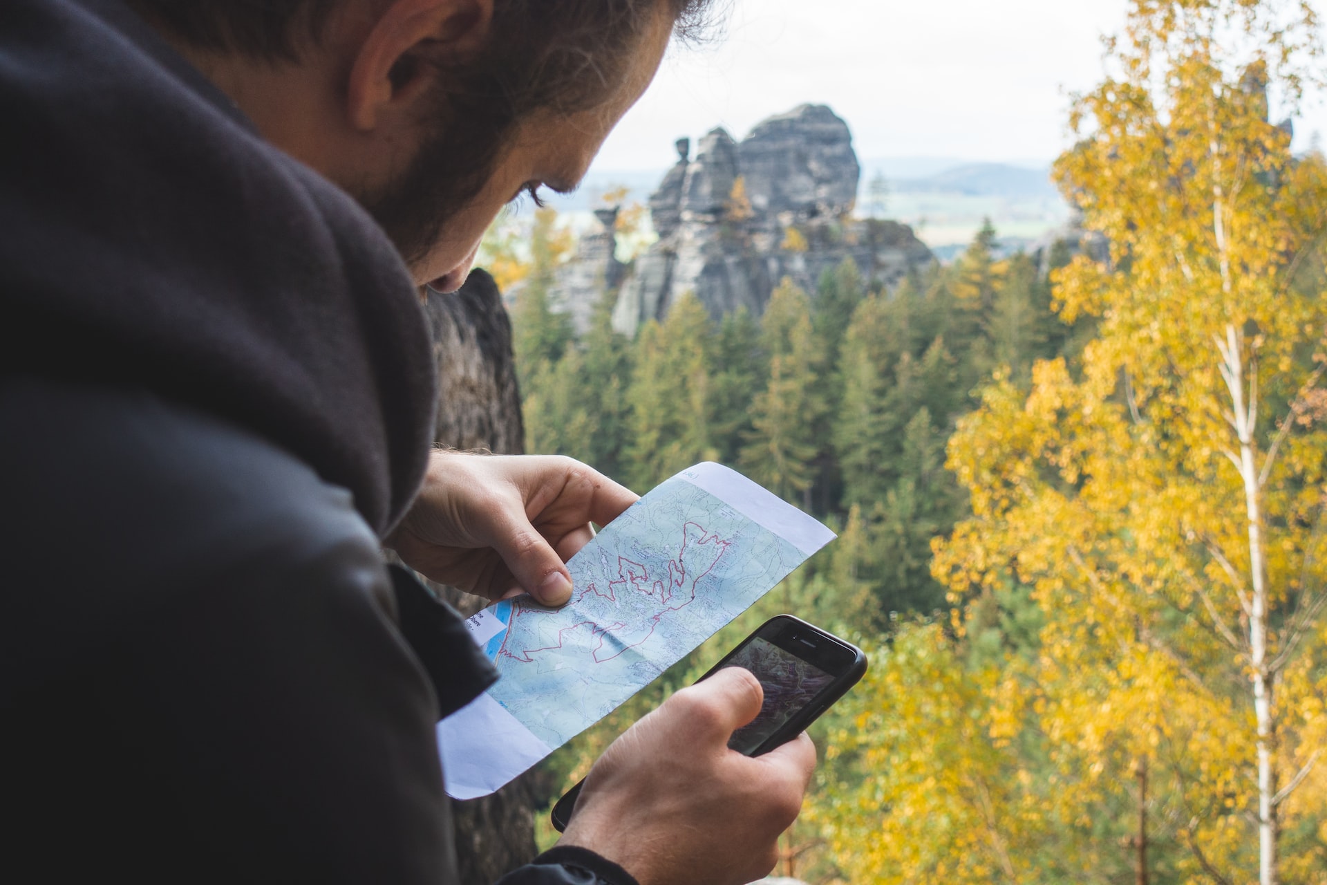 Charger son smartphone en randonnée : batterie externe, solaire et astuces