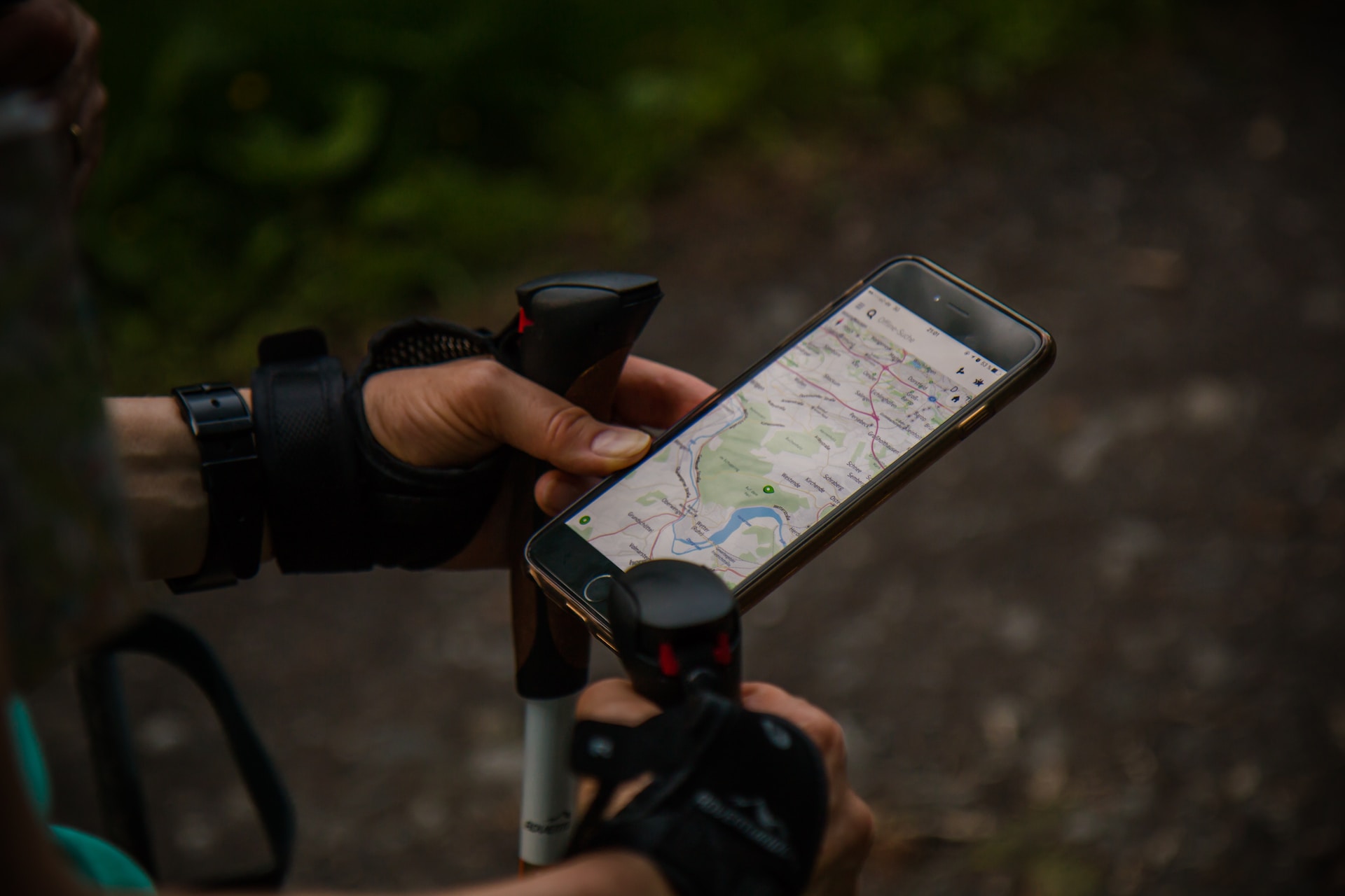 Smartphone en montagne : les applications utiles et les bons réflexes