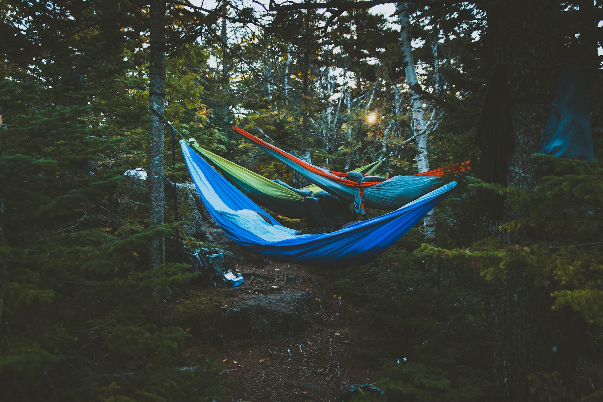 Comment choisir un lit de camp : types, poids, taille et confort
