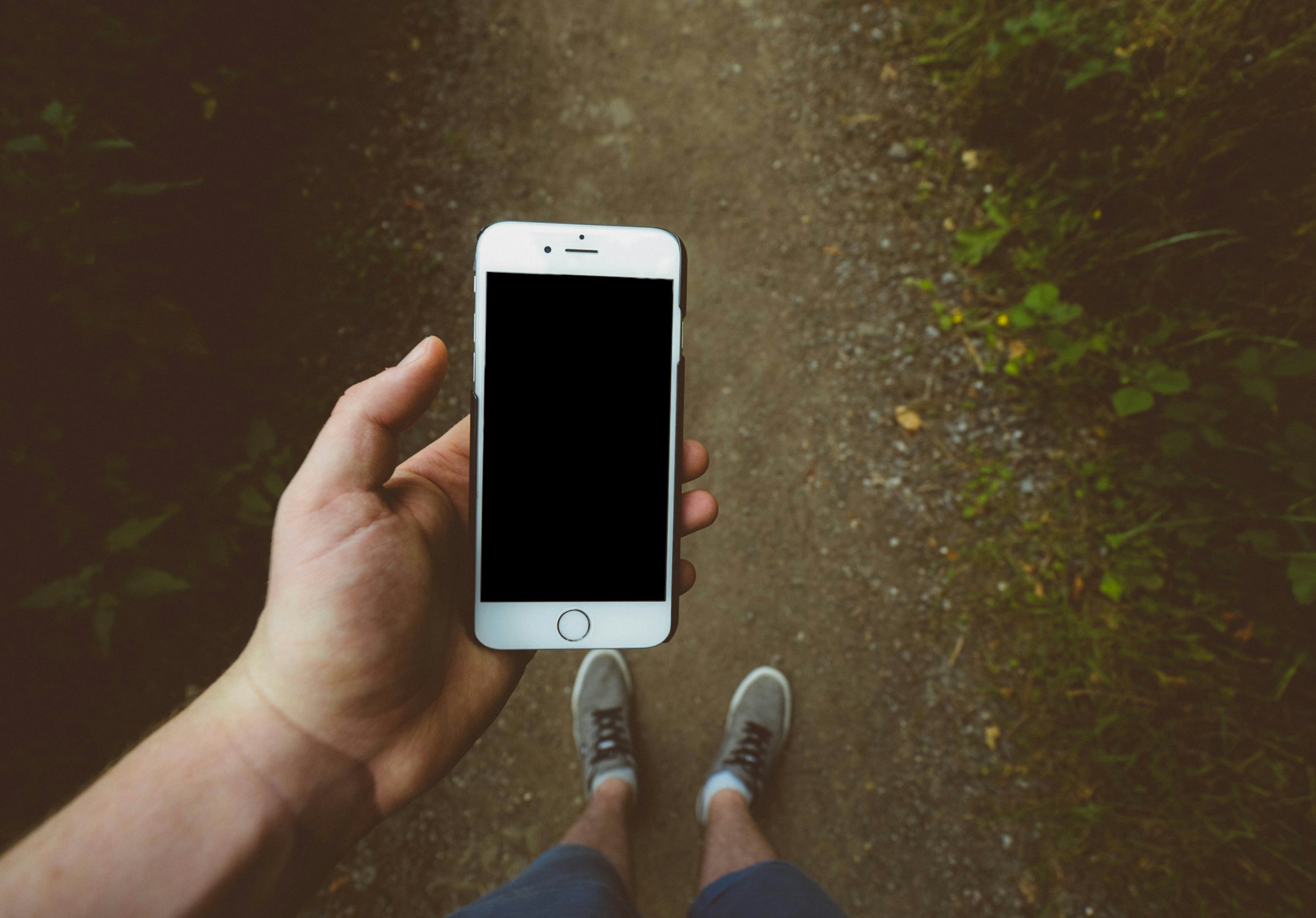 Smartphone en randonnée : atouts, risques et bons réglages