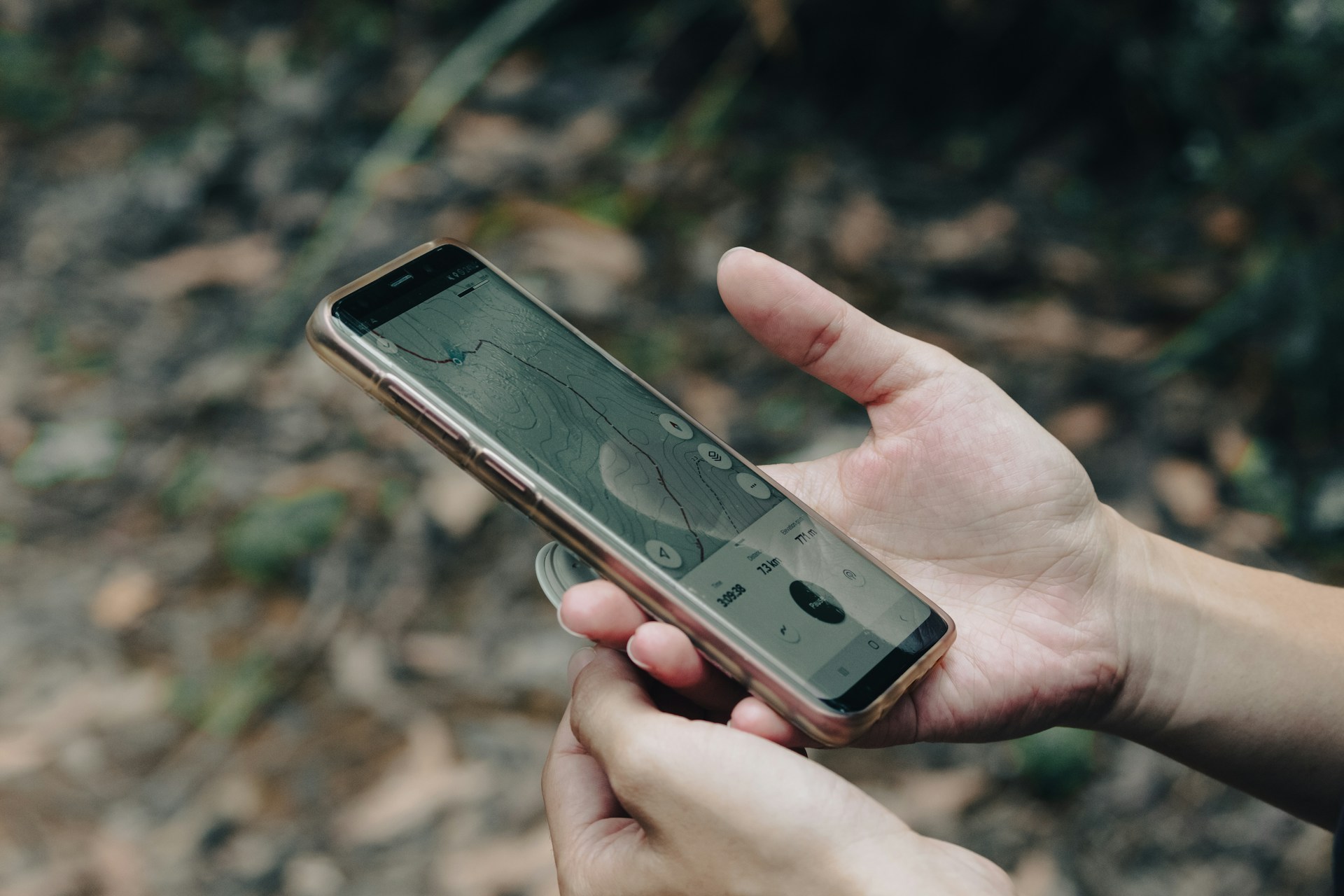 Technologies essentielles pour la randonnée : GPS, montre, frontale