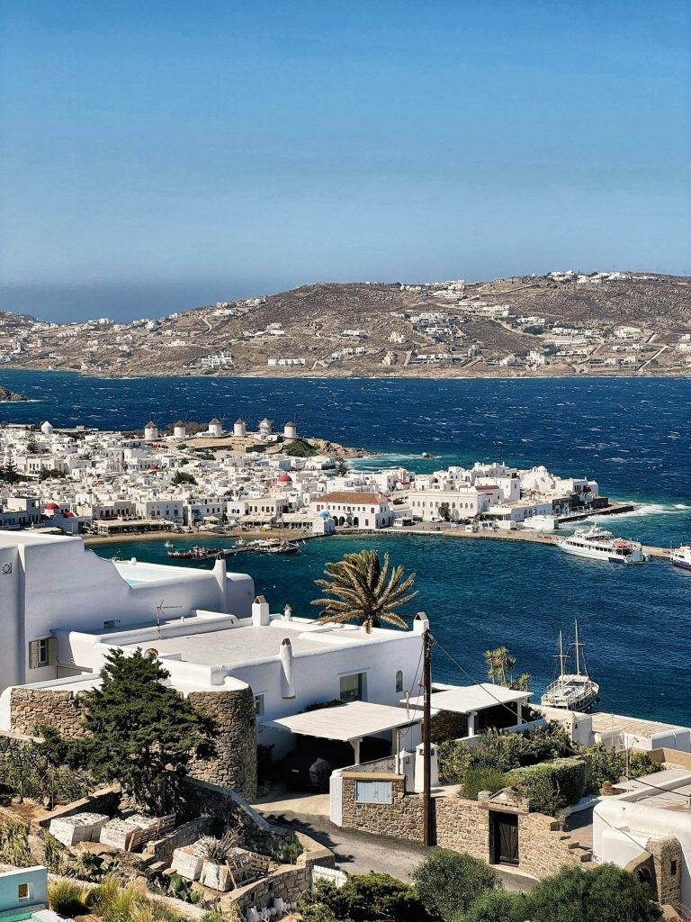 Ruelle blanchie à la chaux et maisons aux volets colorés à Mykonos, dans les Cyclades
