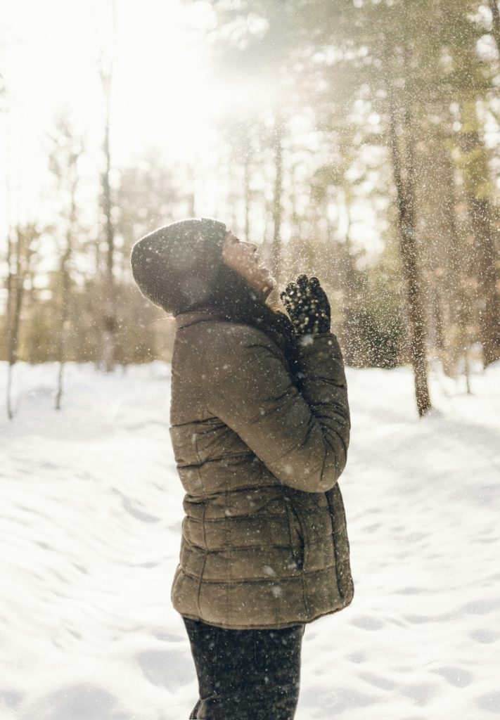 Femme portant une doudoune matelassée à capuche en hiver