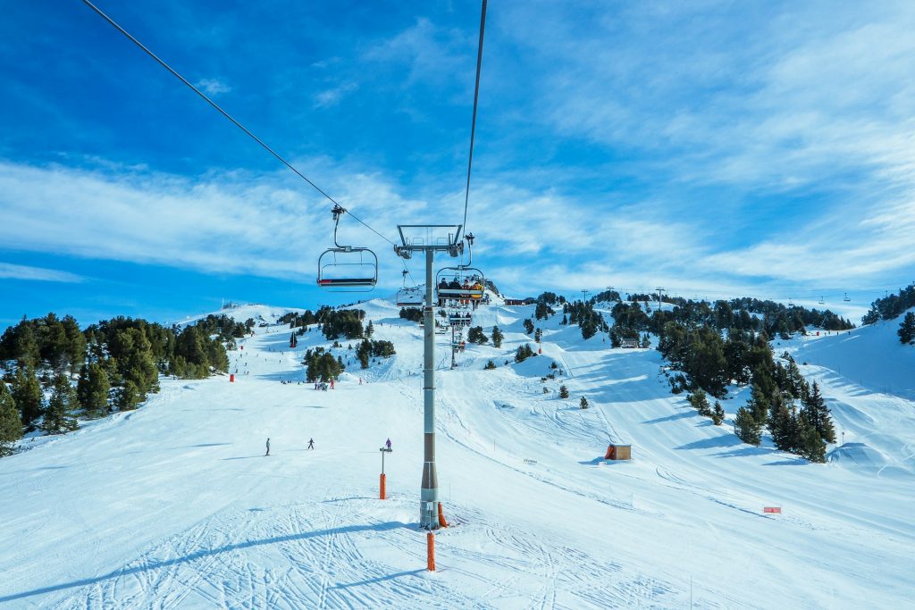 Station d’Avoriaz enneigée et ses immeubles en bois face aux pistes, en Haute-Savoie