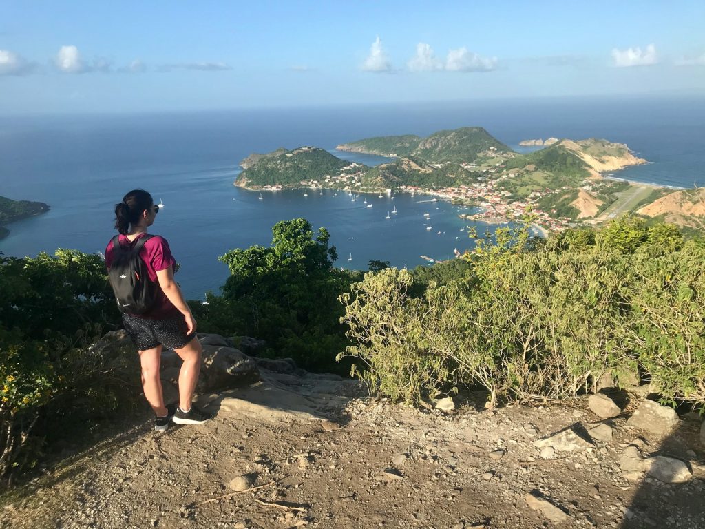 Paysage de la Basse-Terre en Guadeloupe avec végétation tropicale et relief volcanique