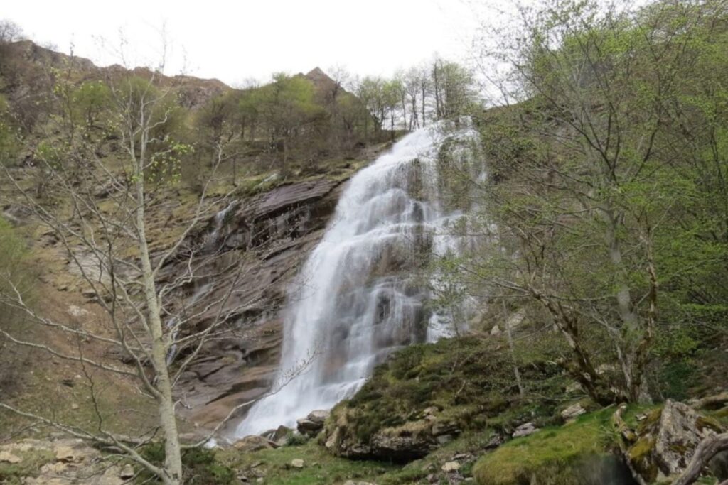 Sentier forestier dans une hêtraie de la Soule menant à la cascade de Pista, près de Larrau