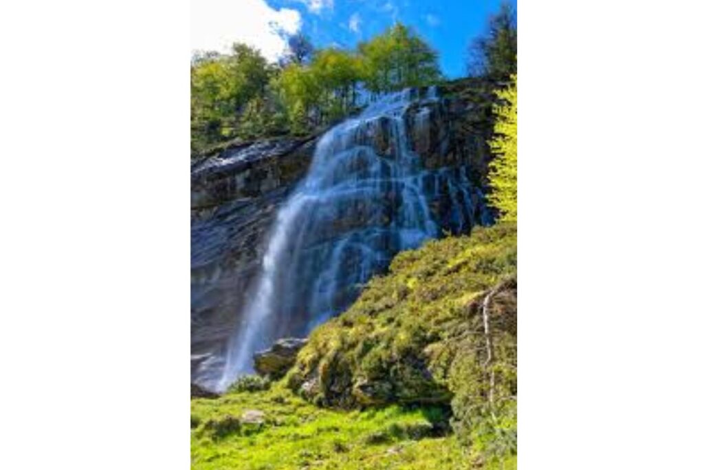 Ruisseau Ardanéko Erréka et sa petite cascade sur le sentier de la cascade de Pista