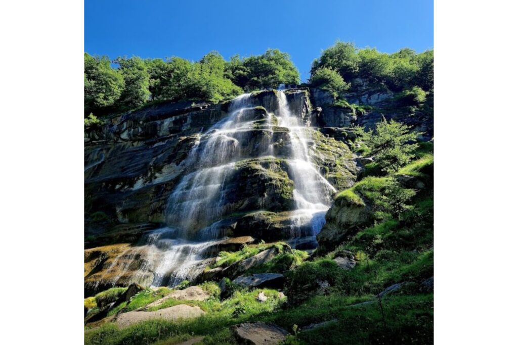 Chute d’eau de la cascade de Pista dévalant une paroi rocheuse entourée de végétation, en Soule