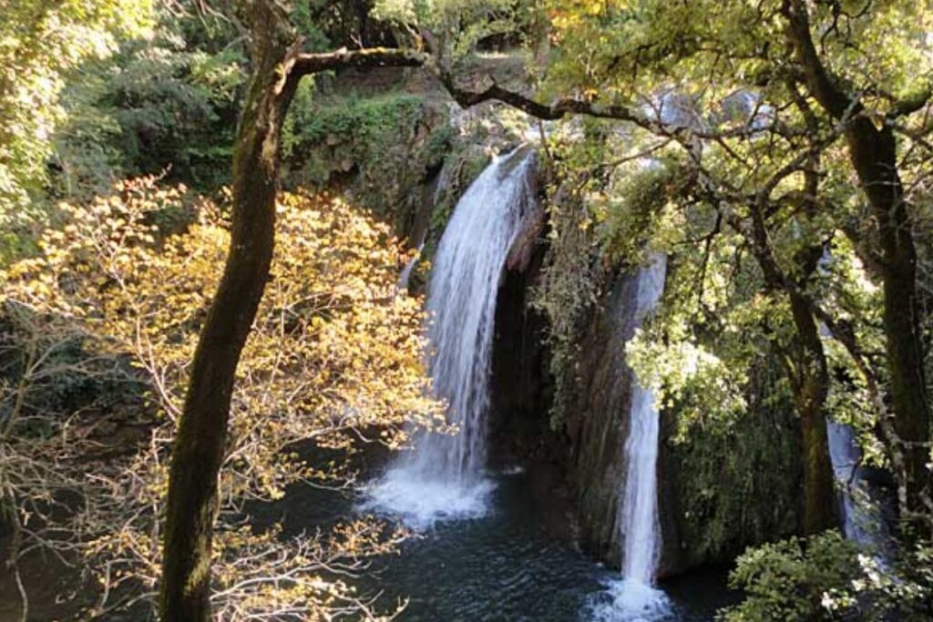 Filet d’eau de la cascade du Grand Baou tombant sur la roche claire au printemps, Luberon