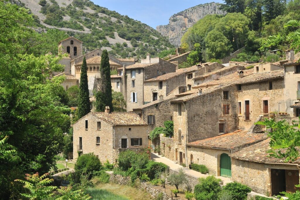 Sentier de randonnée traversant un paysage de causse sur le chemin de Saint-Guilhem