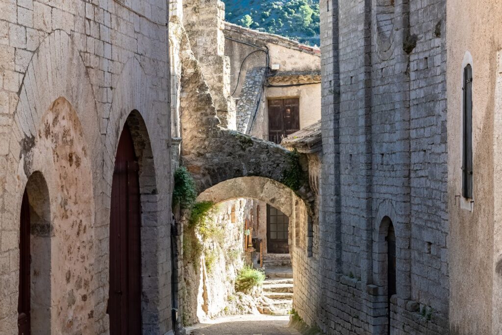 Village de pierre et vallée verdoyante sur le parcours du chemin de Saint-Guilhem