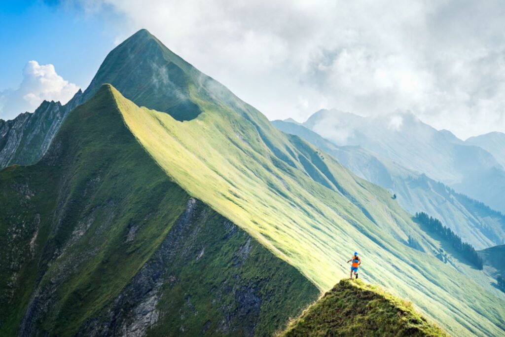Arête herbeuse du Hardergrat surplombant le lac de Brienz, avec les sommets des Alpes bernoises à l’horizon