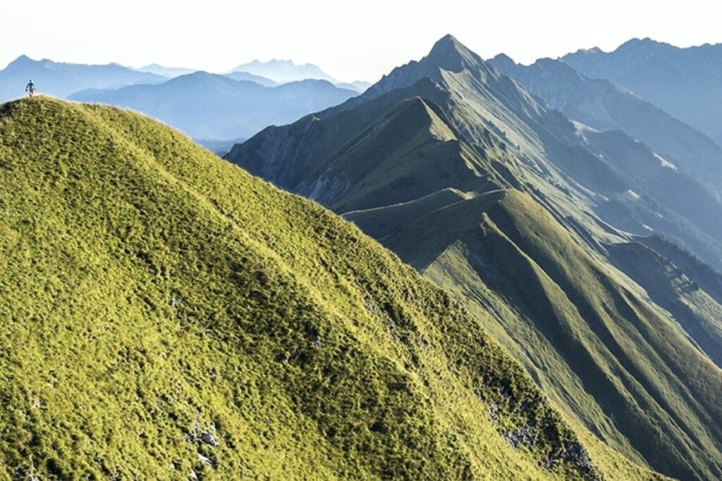 Pentes herbeuses très raides de part et d’autre de la crête du Hardergrat au-dessus du lac de Brienz
