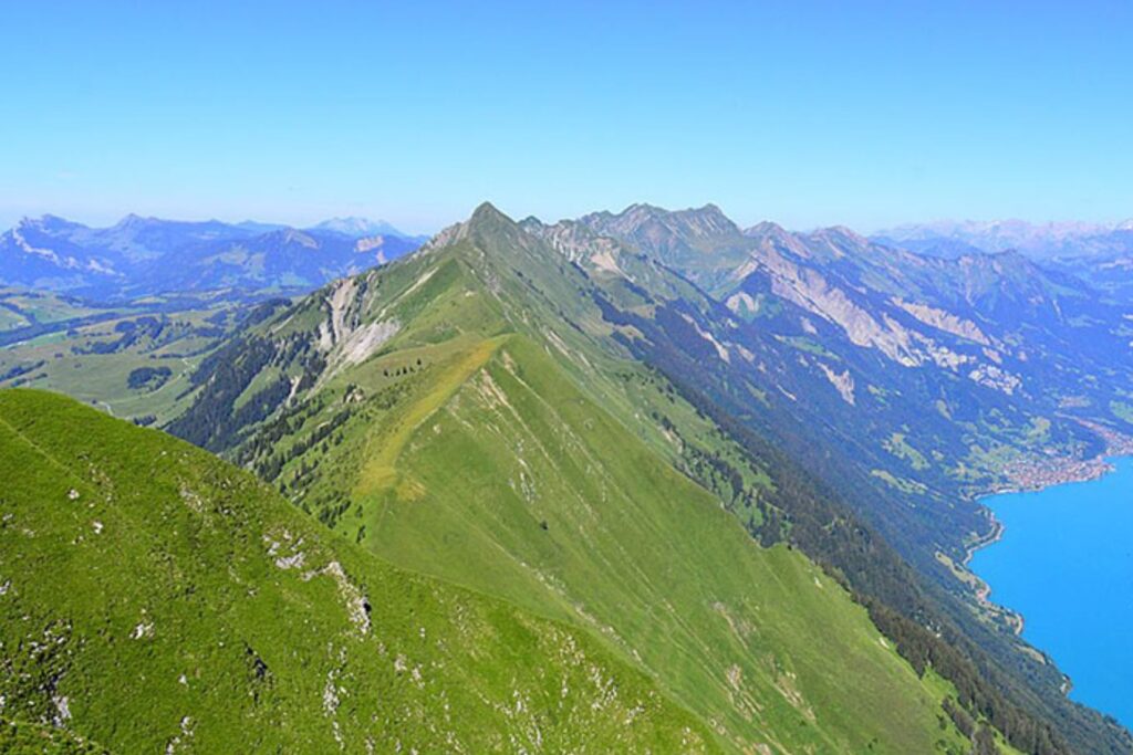 Vue sur le lac de Brienz couleur turquoise depuis la crête du Hardergrat
