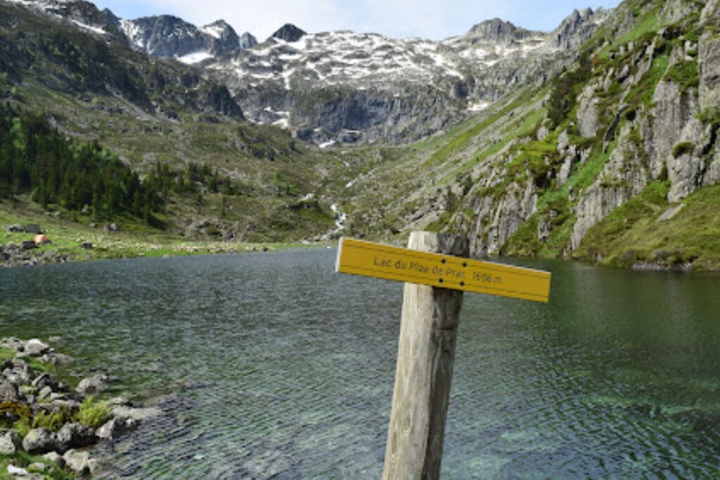 Lac du Plaa de Prat, petit lac d’altitude entouré de pâturages dans les Hautes-Pyrénées