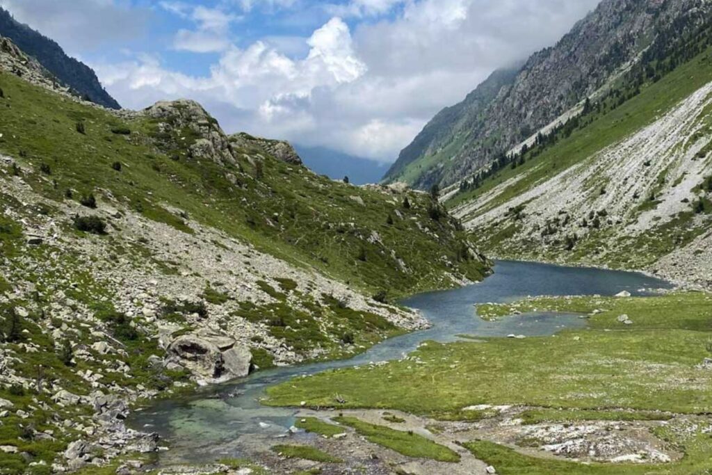 Randonneurs équipés au bord du lac du Plaa de Prat dans le Parc national des Pyrénées