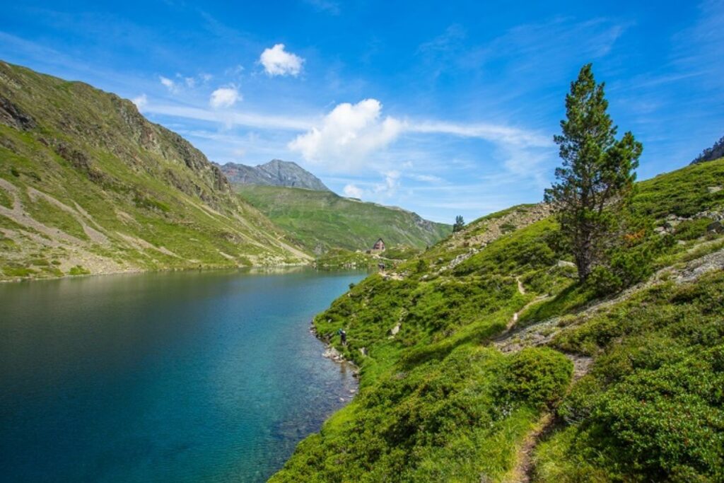 Lac d’Ilhéou aux eaux bleues entouré de montagnes rocheuses au-dessus de Cauterets