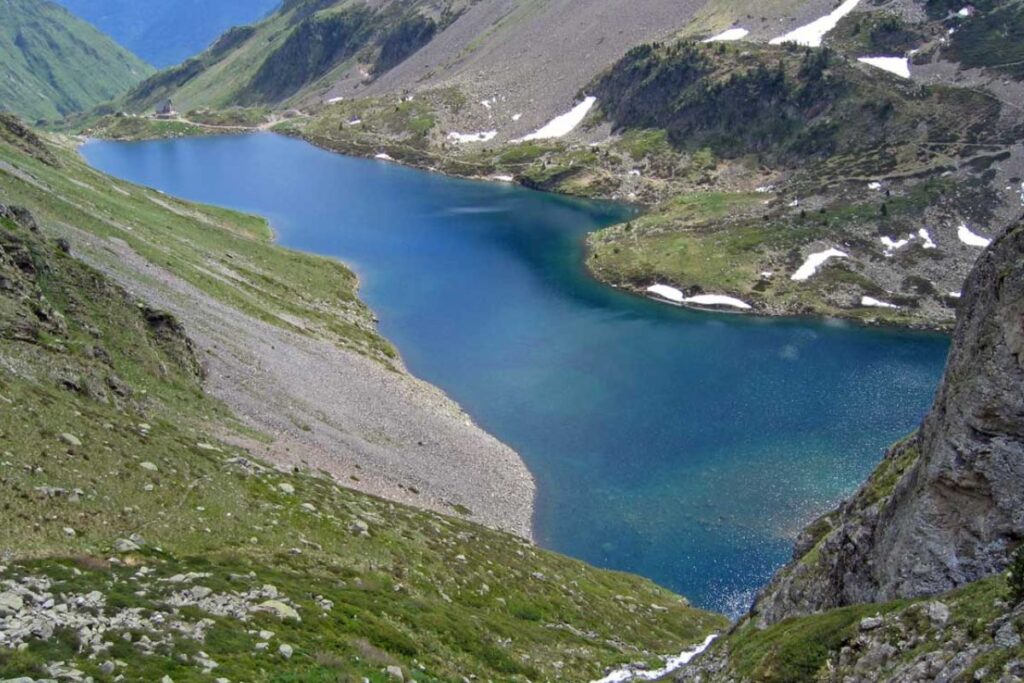 Cascade d’Ilhéou sur le sentier du lac Bleu au-dessus du Cambasque