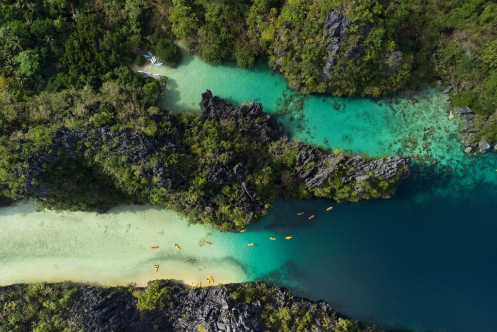 Vue aérienne du lagon de Mayotte, eaux turquoise et récif corallien autour de Grande-Terre