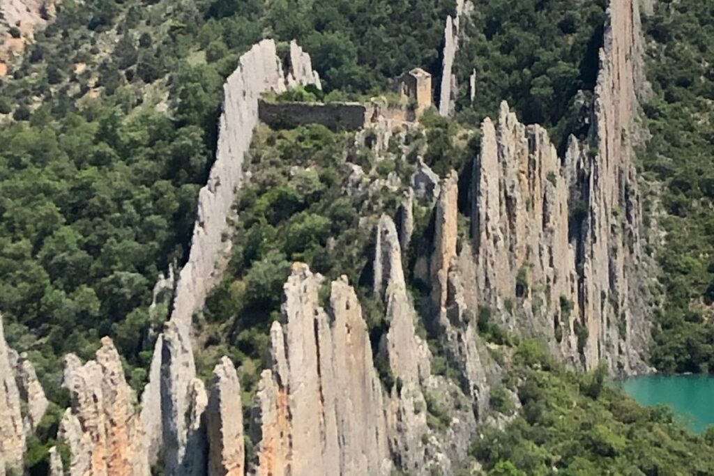 Maisons en pierre en ruine du village abandonné de Finestras face aux murailles rocheuses