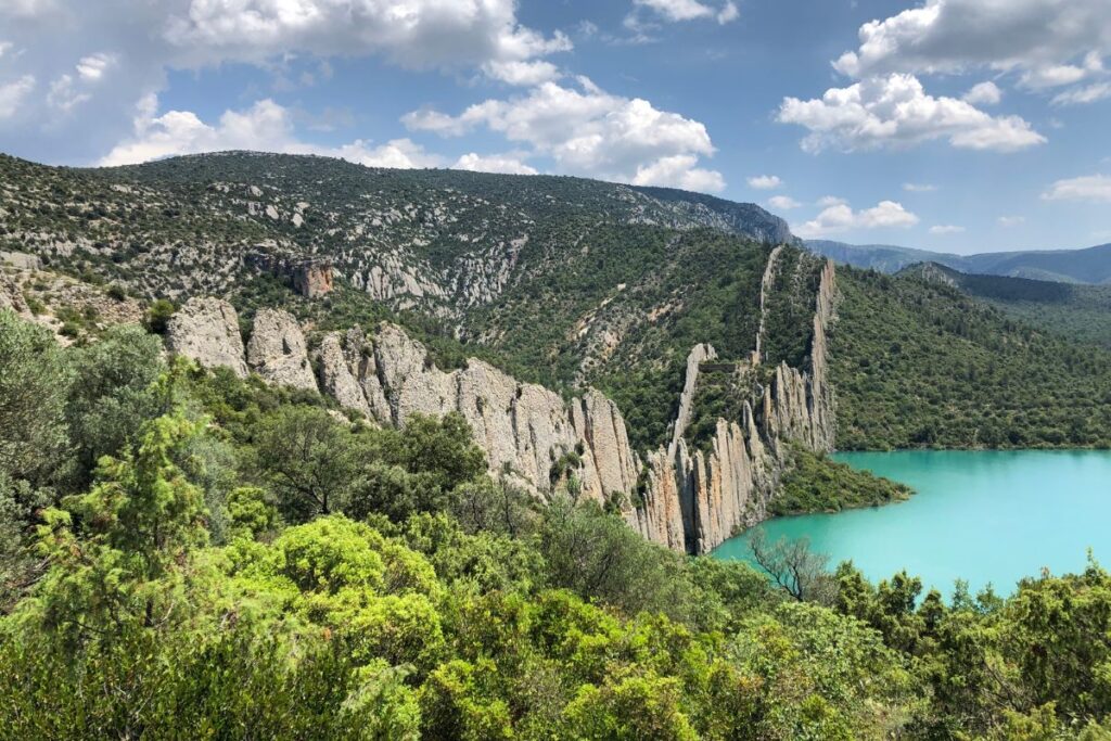 Lac de retenue de Santa Ana aux eaux turquoise au pied des murailles de Finestras