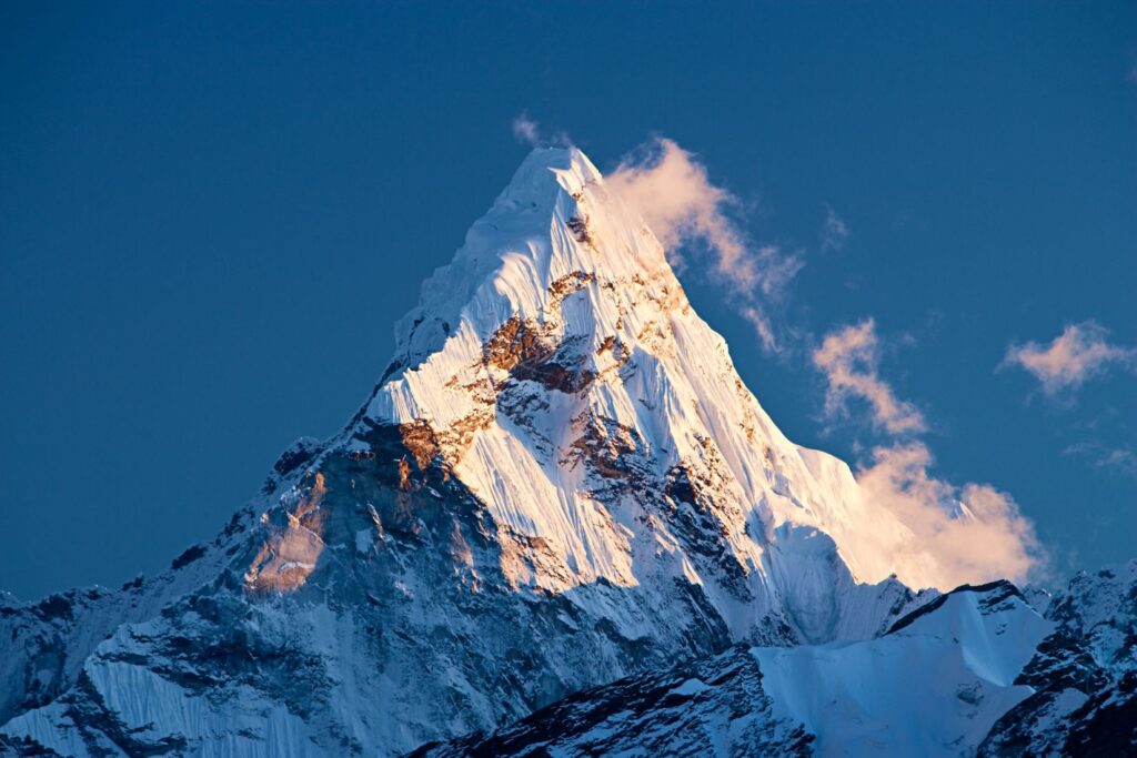 Alpinistes sur une arête enneigée en Himalaya pendant une ascension