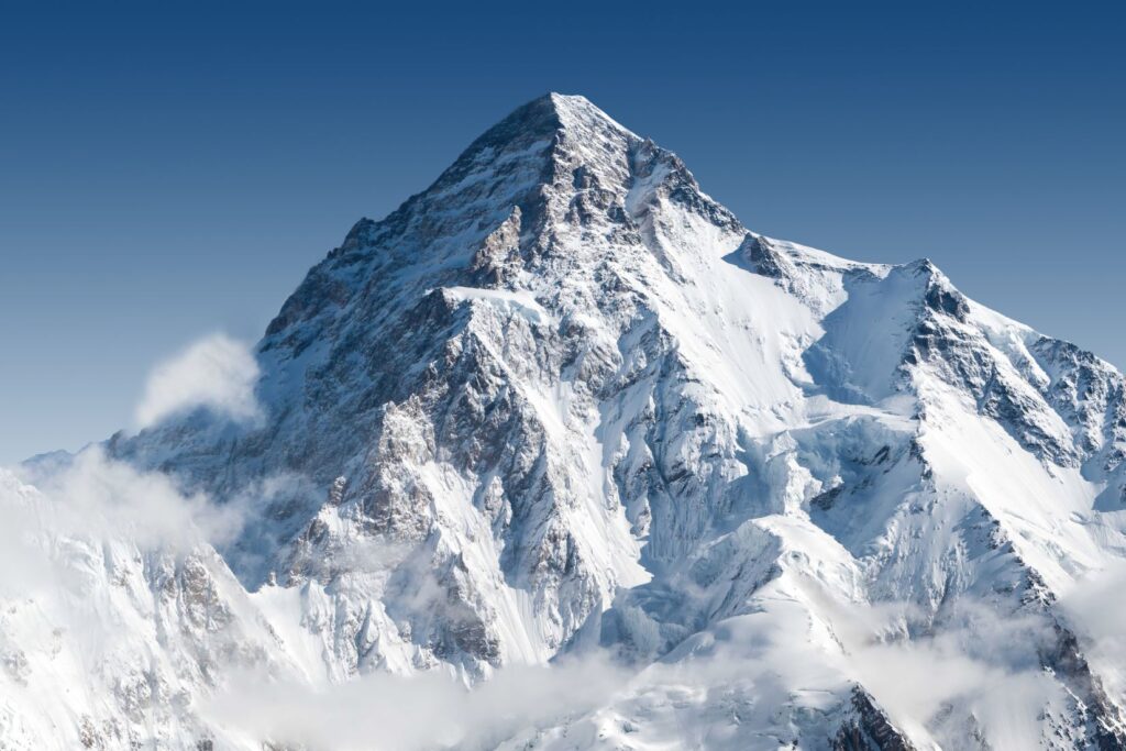 Pyramide enneigée du K2 dominant le glacier dans le massif du Karakoram au Pakistan