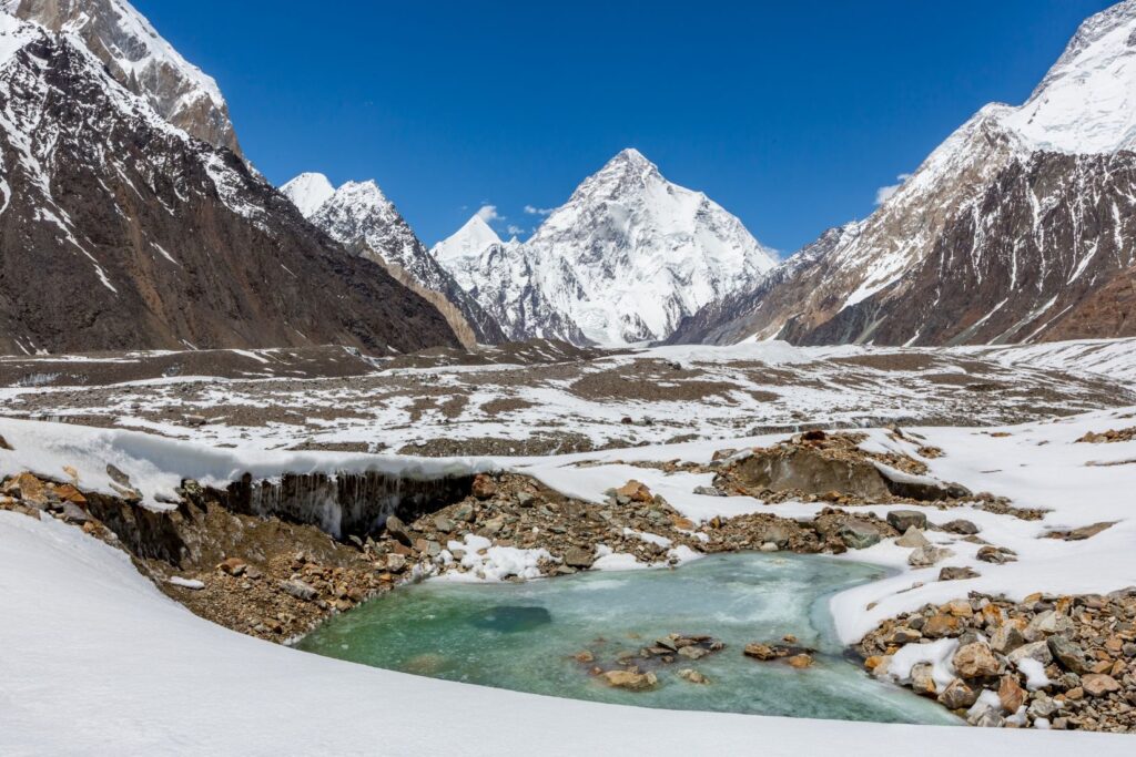 Alpinistes en file sur une arête enneigée à haute altitude dans le Karakoram