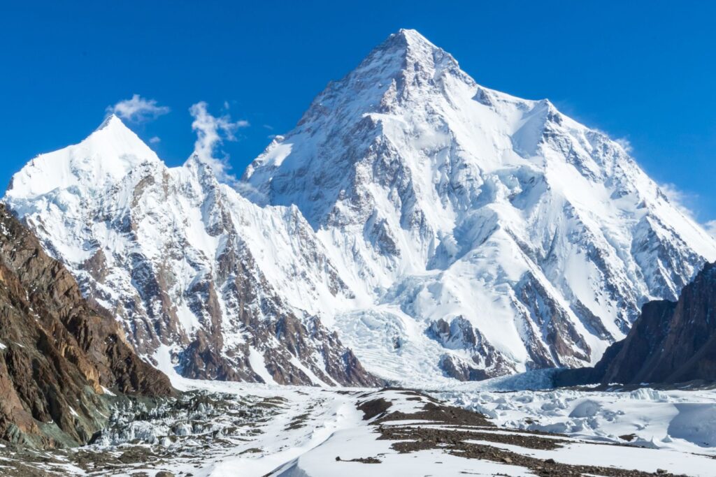 Sommet du K2 dans les nuages vu depuis le glacier du Baltoro