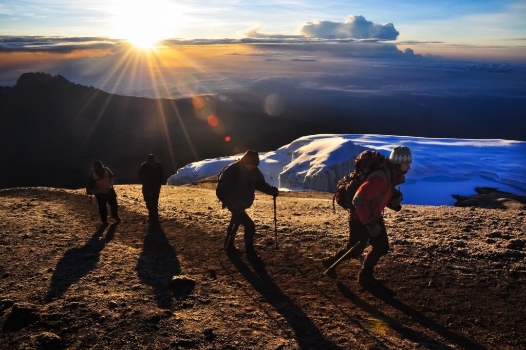 Groupe de trekkeurs marchant vers le sommet du Kilimandjaro