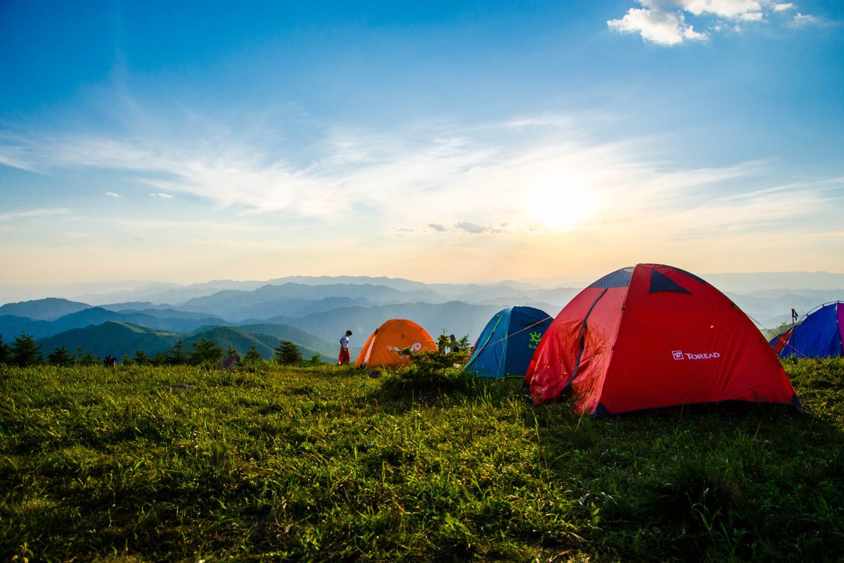 Prix d’un emplacement tente en camping : tarifs selon la formule en France