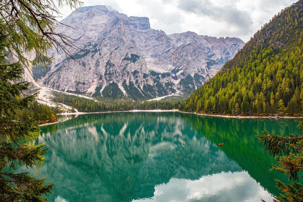 Randonneurs sur un sentier des Dolomites face à des tours calcaires, en Italie