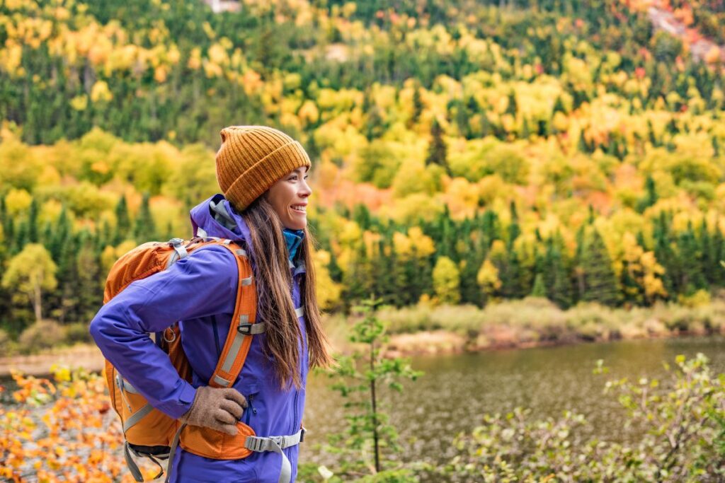 Randonneurs dans le brouillard sur une crête de montagne en automne