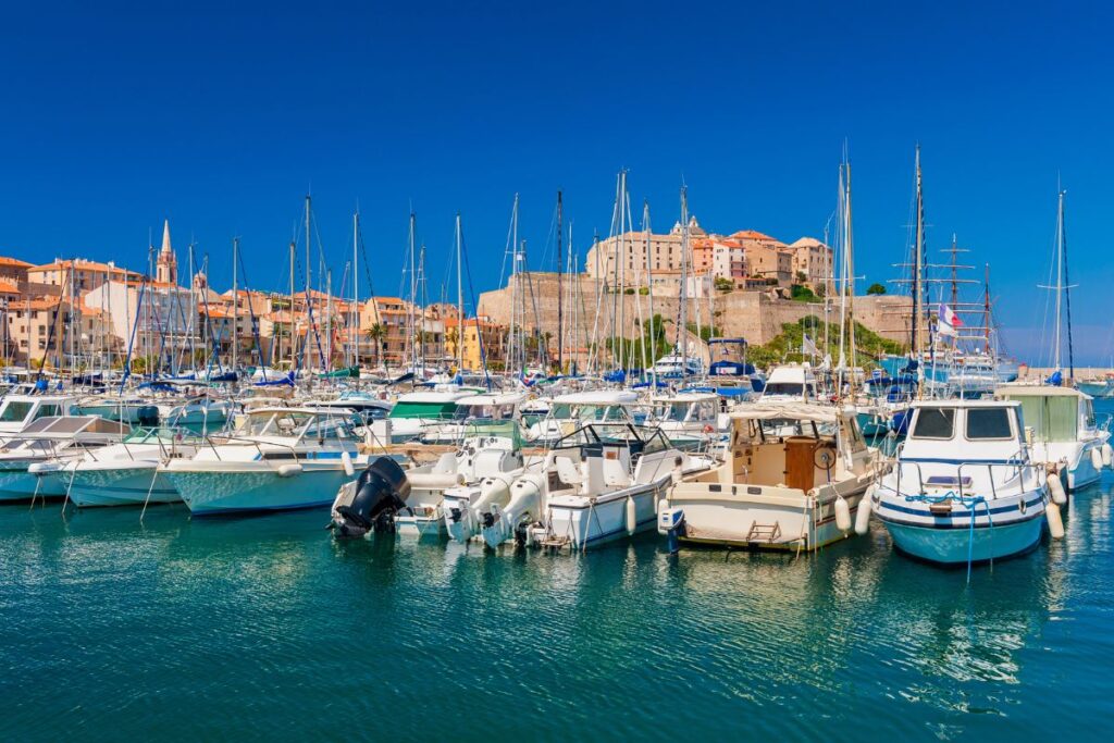 Sentier côtier dans le maquis de la presqu’île de la Revellata, avec la mer turquoise en contrebas, près de Calvi