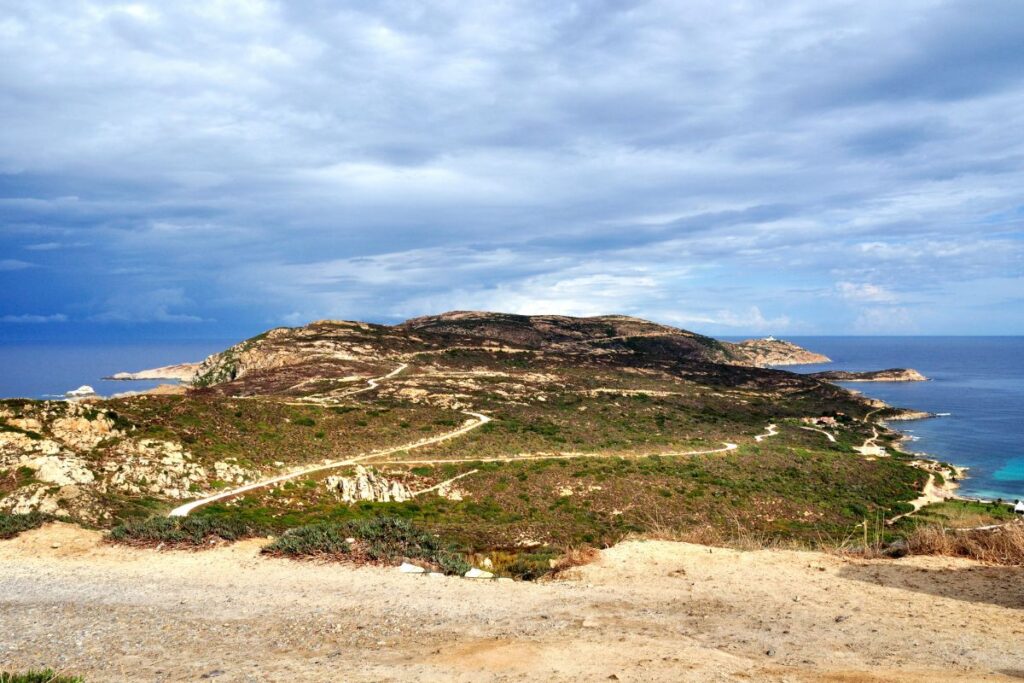 Vasques d’eau claire et dalles de granite du ruisseau de Lamitu, en forêt de Bonifatu près de Calvi