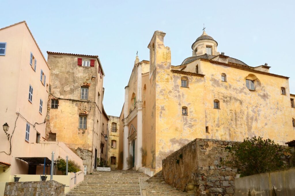 Village corse perché et montagnes couvertes de maquis sur le sentier Mare e Monti nord, dans l’ouest de la Corse