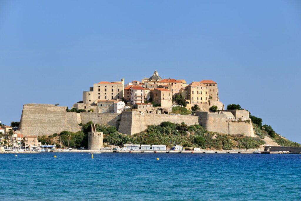 Phare de la Revellata sur son promontoire rocheux au bout de la presqu’île, à l’ouest de Calvi