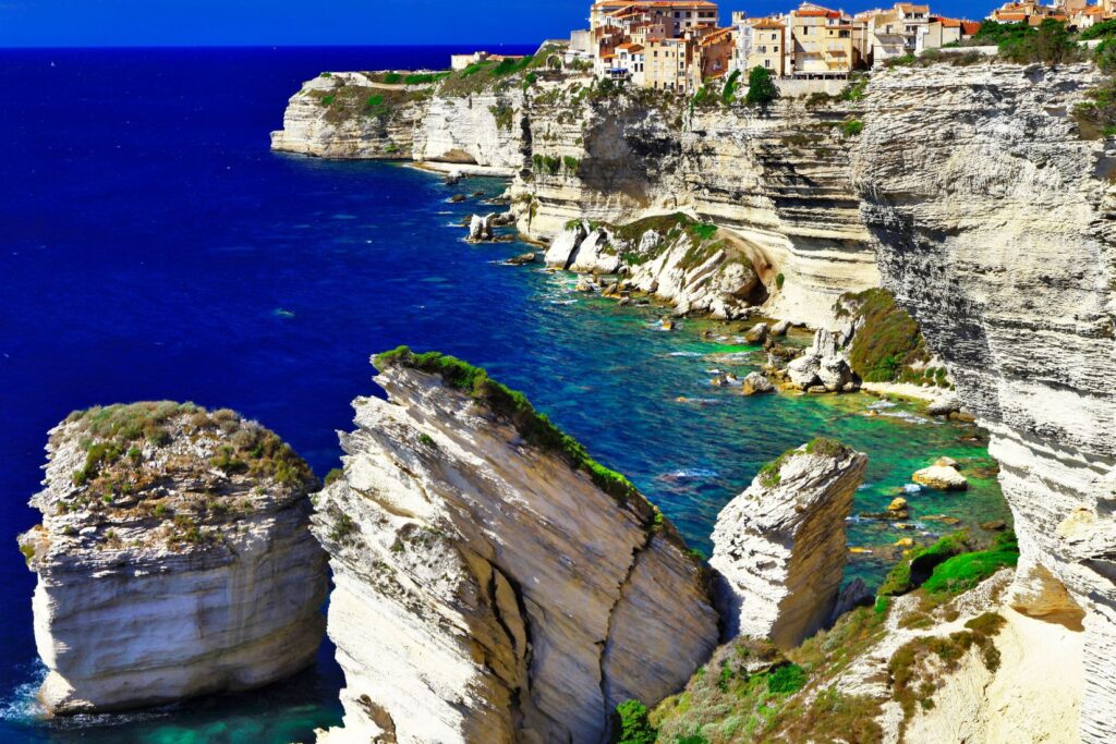 Falaises calcaires blanches de Bonifacio surplombées par la vieille ville, en Corse-du-Sud