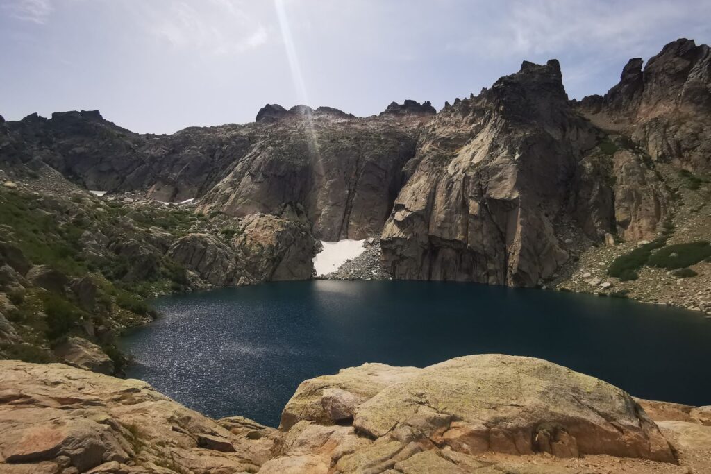 Lac glaciaire d’altitude entouré de parois rocheuses dans le massif du Monte Rotondo