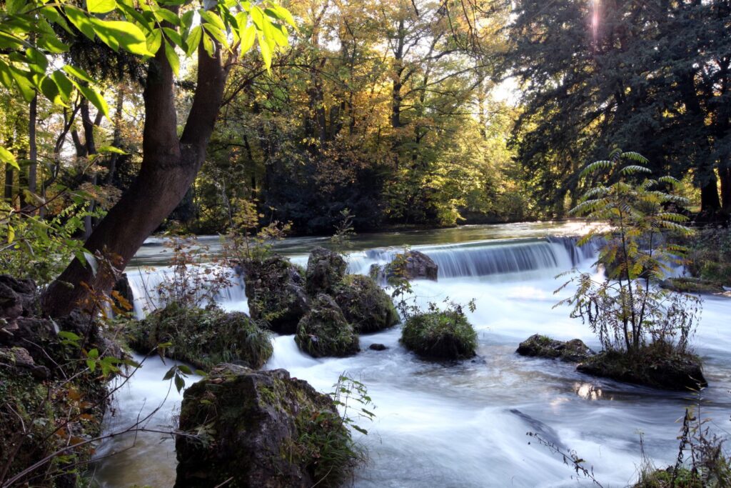 Vasques et petite cascade d’eau claire dans le granite d’une rivière de montagne corse