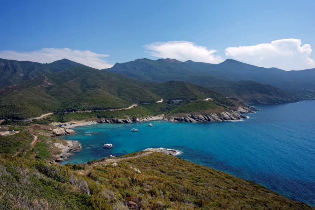 Côte rocheuse et maquis du Cap Corse au-dessus de la Méditerranée